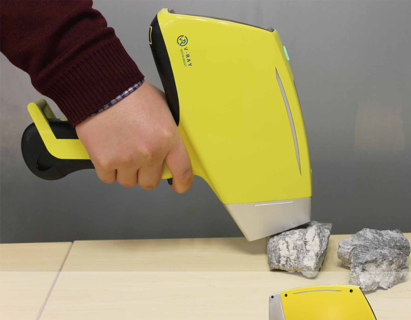 Small Handheld Gold Tester Suitable for both indoor and outdoor use